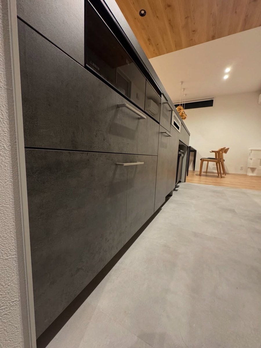 kamoshika_house's tweet photo. 注文住宅で学んだこと362
家づくりで大変だったこと③

【色んなメーカーのショールームに行く】

家づくりをしていると「あれもいいなぁ、これもいいなぁ」
でも実物を見ないとわからないよねとなることが多い。

住宅設備は特に費用も大きいので各メーカーのショールームを回ることにしました。

LIXILのような大きなメーカーは家の近くにもあって気軽に行けるけど、新興メーカーは大都市にしかない場合もあり遠征しました。ほぼ部活かと思うスケジュールで回りましたね🥹

行くだけじゃなく比べて「どれにしよう」と悩むのも大変でした。