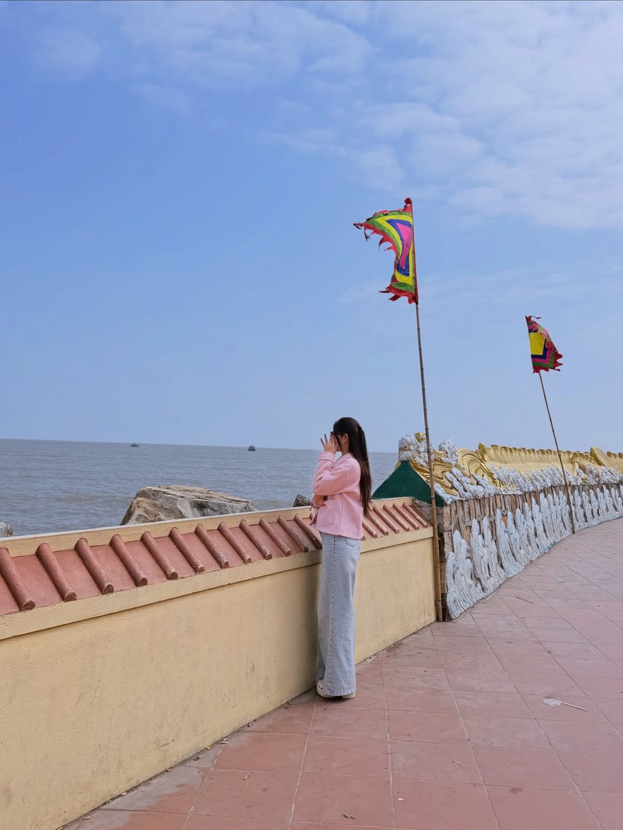 shortE_lol's tweet photo. Một nén nhang thơm, một lời khấn nhỏ. Mong năm mới đủ duyên lành, đủ bản lĩnh để đi đến cùng ước mơ. https://t.co/MRcS0GEVdF