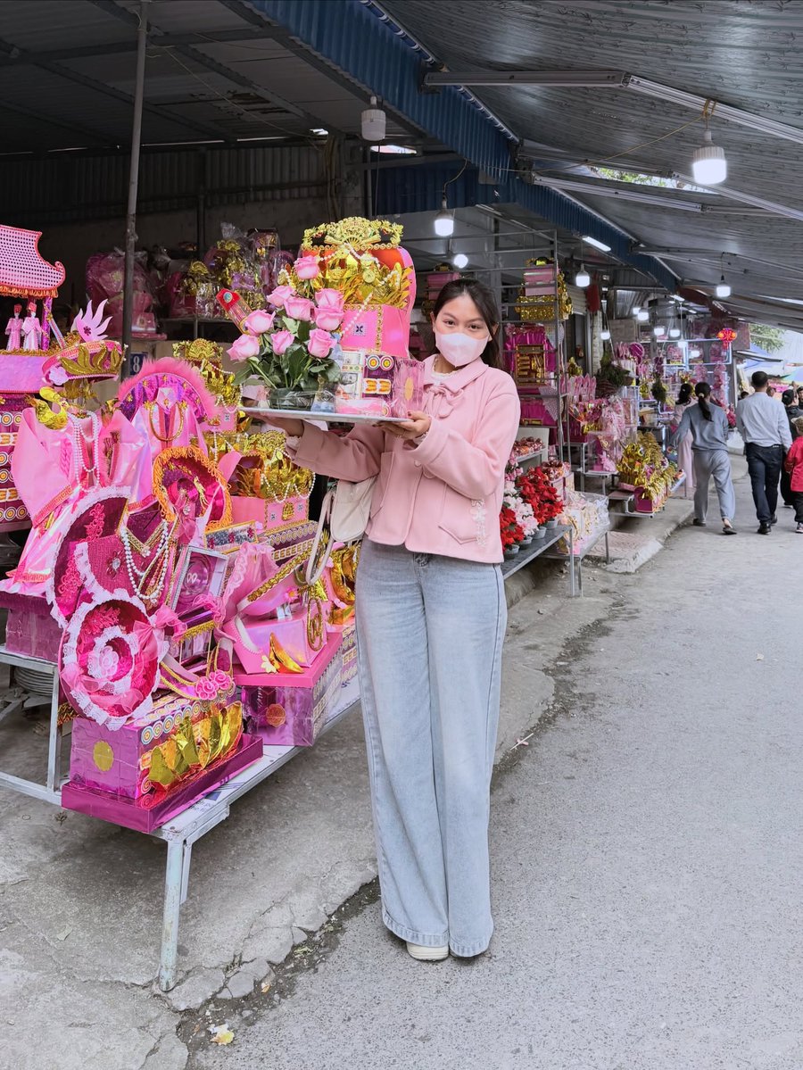 shortE_lol's tweet photo. Một nén nhang thơm, một lời khấn nhỏ. Mong năm mới đủ duyên lành, đủ bản lĩnh để đi đến cùng ước mơ. https://t.co/MRcS0GEVdF
