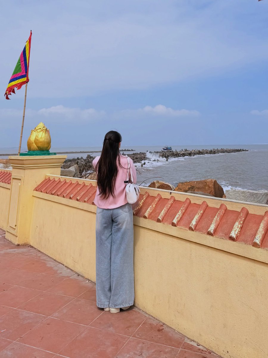 shortE_lol's tweet photo. Một nén nhang thơm, một lời khấn nhỏ. Mong năm mới đủ duyên lành, đủ bản lĩnh để đi đến cùng ước mơ. https://t.co/MRcS0GEVdF