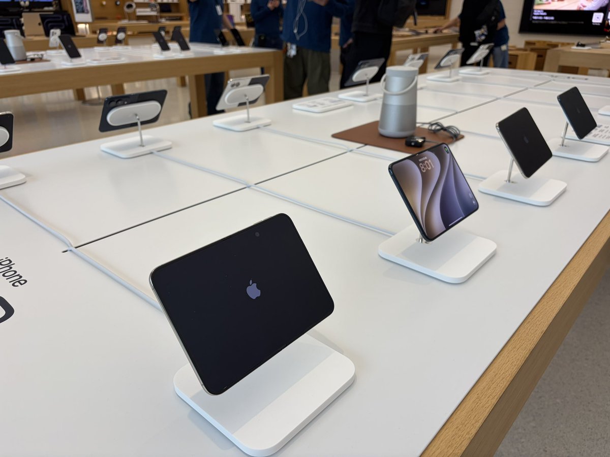JournalApple's tweet photo. StoreのiPhoneのデモモードがまだ未起動でリンゴロゴ🍎
貴重な瞬間ー！！ https://t.co/ukGZf9D84B