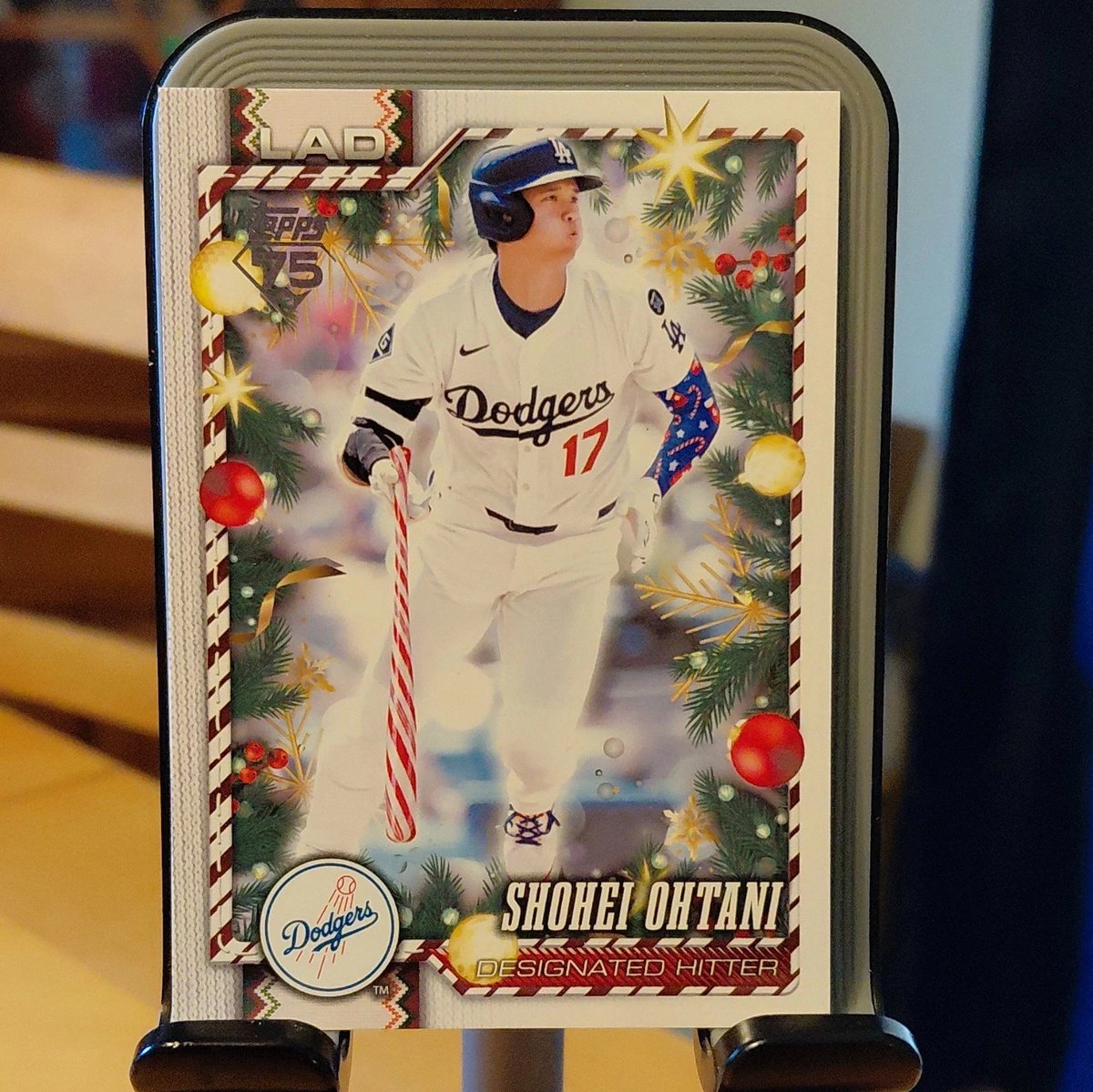 CoolCatMatt35's tweet photo. If you're ripping or buying MLB 2026 Topps Holiday, here's the difference between the SP variations and SSP variations:

SSP front - gold tinsel around border
SP front - candy cane bat, bells, etc.
SSP back - red &amp; green themed with pine around border
SP back - red &amp; green themed https://t.co/b2VHQLz1q9