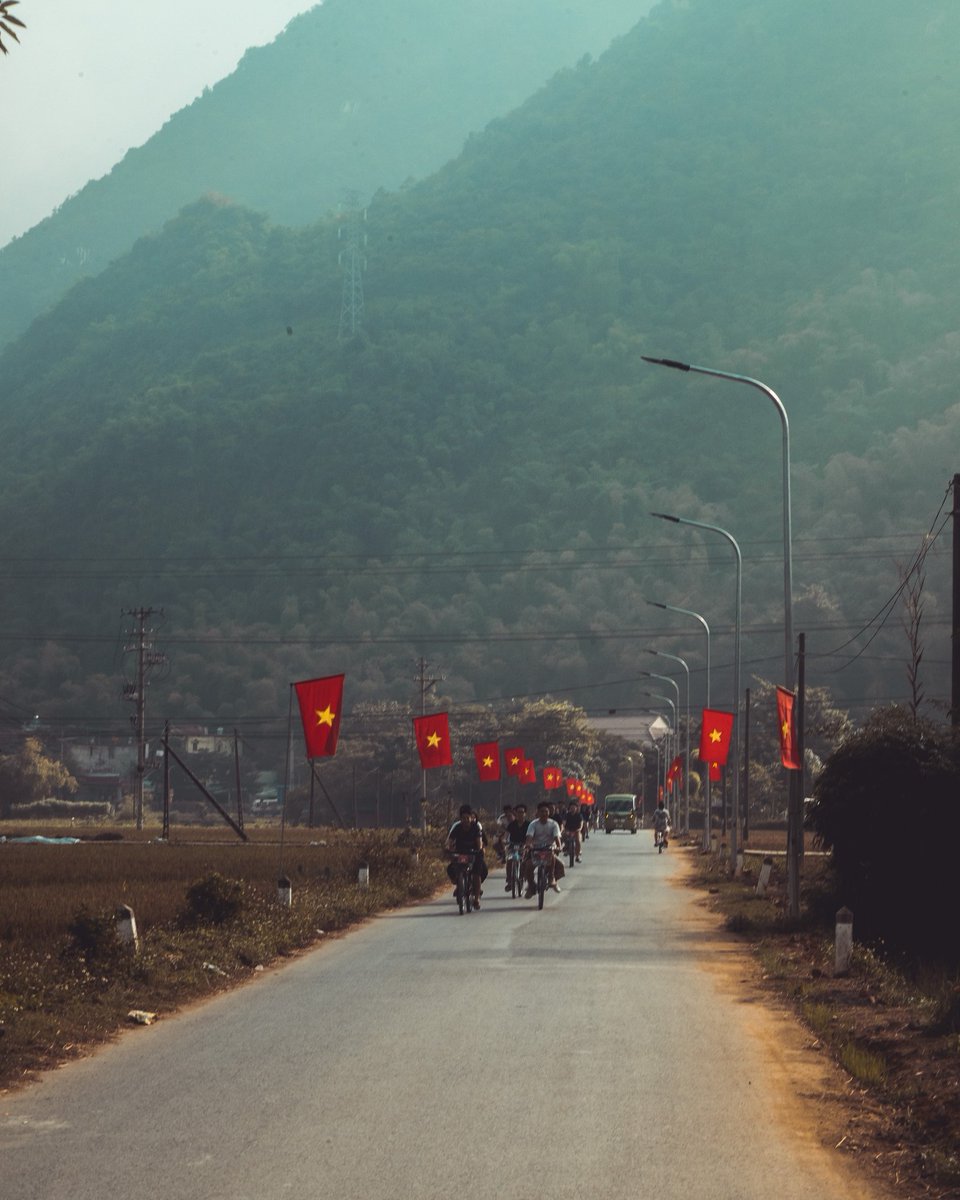 MoshBat's tweet photo. Cycle through Mai Châu’s golden rice fields, stilt houses, and limestone mountains. Quiet roads, fresh air, and village life make every ride a peaceful journey through the valley’s natural beauty and culture. https://t.co/TuE36oZUSm