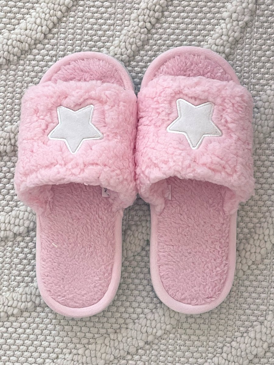 ashleybunniyt's tweet photo. cute stuff in my office :3 ⭐️🩷🧁💫💖 https://t.co/OeA6YFbH1U