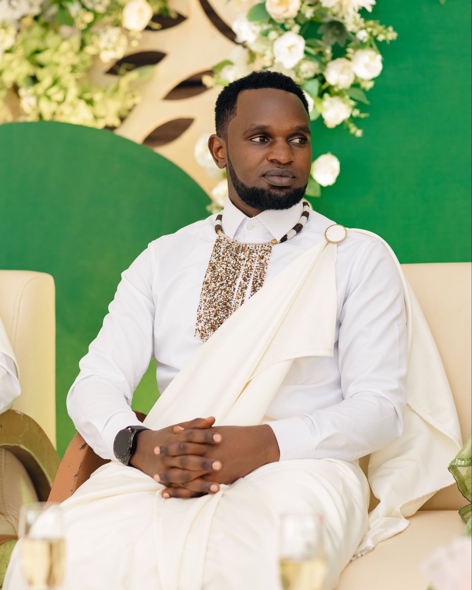 desaugstin's tweet photo. Ndi umurashi w’umukanga, Mutarutwa ku rugamba! Sindasana igihunga! Abaza banshaka, sintiganda kubashaba! Ndaterura nkivuga!
Singenda mu ruvunge, ahubwo ngenda gitore. https://t.co/o7Gkl9otf6