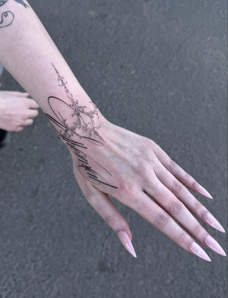 honeyxjade's tweet photo. how pinterest sees me 
tattoo / outfit / aesthetic / idol https://t.co/KzZnELmbzI