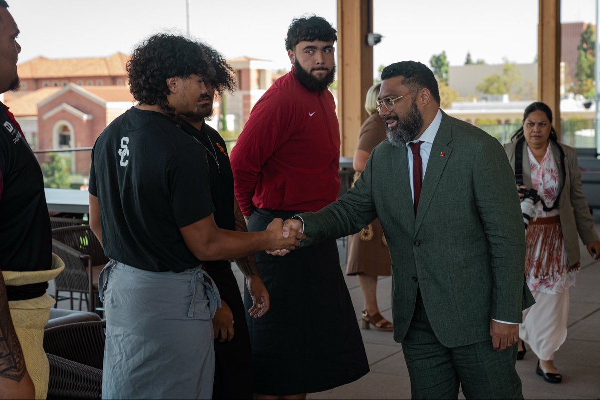 uscfb's tweet photo. Our deepest thank you to The Hon. Lord Fakafānua, the Prime Minister of the Kingdom of Tonga, for spending valuable time supporting and getting to know our Tongan Trojans ✌️ https://t.co/Gq2OScBCvI