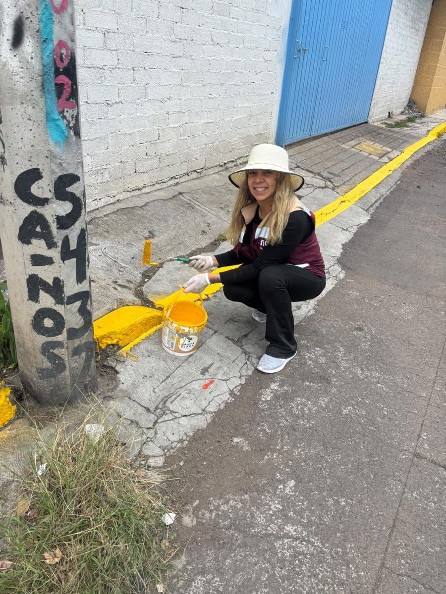 Dolores_PL's tweet photo. 🌱🤝 ¡El trabajo comunitario transforma nuestras colonias en el #Distrito4, #Iztapalapa!

En Lomas de San Lorenzo, el tequio demuestra que, cuando nos organizamos y trabajamos en equipo, podemos mejorar nuestro entorno y fortalecer los lazos que nos unen como comunidad. 💚🏘️

✨ ¡Gracias a todas las vecinas y vecinos por su asistencia y participación! Su compromiso y entusiasmo son fundamentales para seguir construyendo espacios más limpios, dignos y seguros para todas y todos. 🙌💪

Desde el territorio, seguimos impulsando la solidaridad, la participación ciudadana y el trabajo colectivo, porque la transformación se construye con el pueblo y para el pueblo. ❤️🇲🇽

¡Juntas y juntos seguimos haciendo historia!

#DoloresDiputada #Tequio #LomasDeSanLorenzo #Iztapalapa #SeguimosHaciendoHistoria