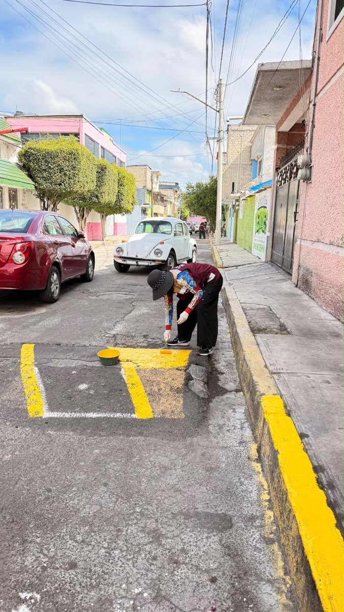 Dolores_PL's tweet photo. 🌱🤝 ¡El trabajo comunitario transforma nuestras colonias en el #Distrito4, #Iztapalapa!

En Lomas de San Lorenzo, el tequio demuestra que, cuando nos organizamos y trabajamos en equipo, podemos mejorar nuestro entorno y fortalecer los lazos que nos unen como comunidad. 💚🏘️

✨ ¡Gracias a todas las vecinas y vecinos por su asistencia y participación! Su compromiso y entusiasmo son fundamentales para seguir construyendo espacios más limpios, dignos y seguros para todas y todos. 🙌💪

Desde el territorio, seguimos impulsando la solidaridad, la participación ciudadana y el trabajo colectivo, porque la transformación se construye con el pueblo y para el pueblo. ❤️🇲🇽

¡Juntas y juntos seguimos haciendo historia!

#DoloresDiputada #Tequio #LomasDeSanLorenzo #Iztapalapa #SeguimosHaciendoHistoria