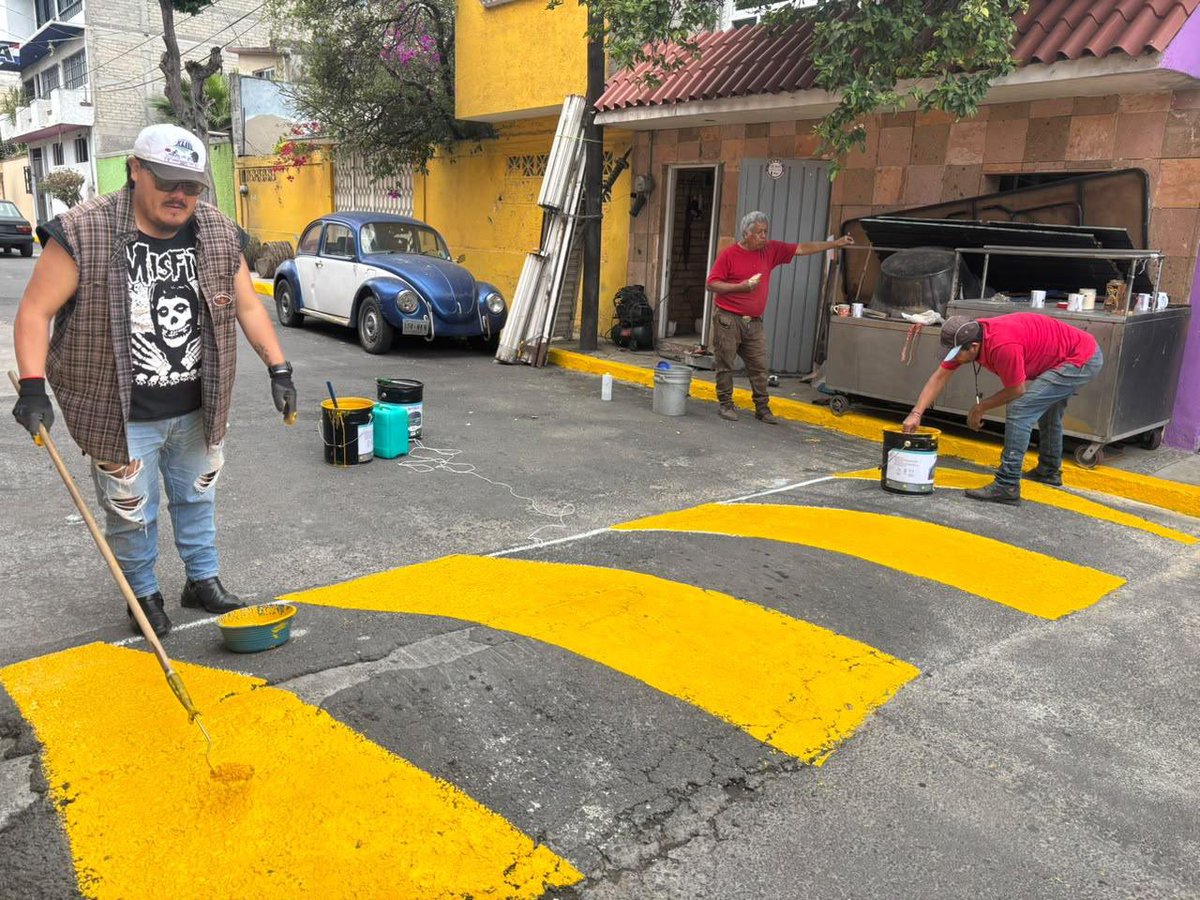 Dolores_PL's tweet photo. 🌱🤝 ¡El trabajo comunitario transforma nuestras colonias en el #Distrito4, #Iztapalapa!

En Lomas de San Lorenzo, el tequio demuestra que, cuando nos organizamos y trabajamos en equipo, podemos mejorar nuestro entorno y fortalecer los lazos que nos unen como comunidad. 💚🏘️

✨ ¡Gracias a todas las vecinas y vecinos por su asistencia y participación! Su compromiso y entusiasmo son fundamentales para seguir construyendo espacios más limpios, dignos y seguros para todas y todos. 🙌💪

Desde el territorio, seguimos impulsando la solidaridad, la participación ciudadana y el trabajo colectivo, porque la transformación se construye con el pueblo y para el pueblo. ❤️🇲🇽

¡Juntas y juntos seguimos haciendo historia!

#DoloresDiputada #Tequio #LomasDeSanLorenzo #Iztapalapa #SeguimosHaciendoHistoria