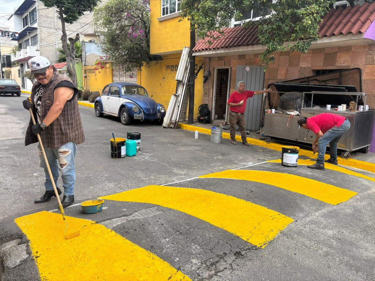 Dolores_PL's tweet photo. 🌱🤝 ¡El trabajo comunitario transforma nuestras colonias en el #Distrito4, #Iztapalapa!

En Lomas de San Lorenzo, el tequio demuestra que, cuando nos organizamos y trabajamos en equipo, podemos mejorar nuestro entorno y fortalecer los lazos que nos unen como comunidad. 💚🏘️

✨ ¡Gracias a todas las vecinas y vecinos por su asistencia y participación! Su compromiso y entusiasmo son fundamentales para seguir construyendo espacios más limpios, dignos y seguros para todas y todos. 🙌💪

Desde el territorio, seguimos impulsando la solidaridad, la participación ciudadana y el trabajo colectivo, porque la transformación se construye con el pueblo y para el pueblo. ❤️🇲🇽

¡Juntas y juntos seguimos haciendo historia!

#DoloresDiputada #Tequio #LomasDeSanLorenzo #Iztapalapa #SeguimosHaciendoHistoria