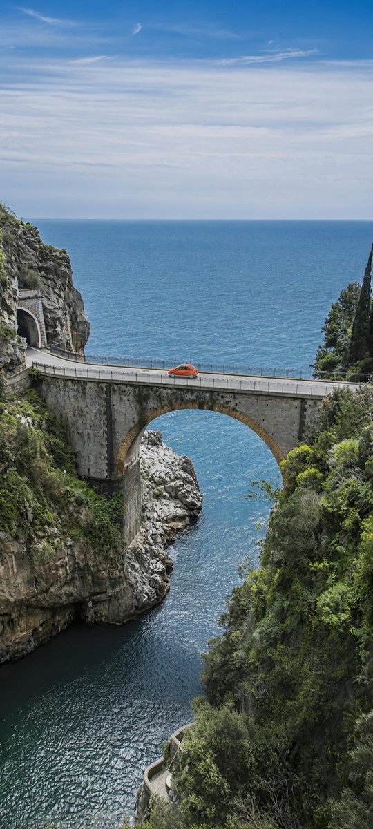 poicipensoalnik's tweet photo. "Esiste un posto più magico della Costiera Amalfitana? Spoiler: no. 🇮🇹🌊" 
"L’Italia spiegata in una sola foto. 🇮🇹✨" 
"Arrivare qui e dimenticarsi di tutto il resto" 📍 https://t.co/6B82FQen7K