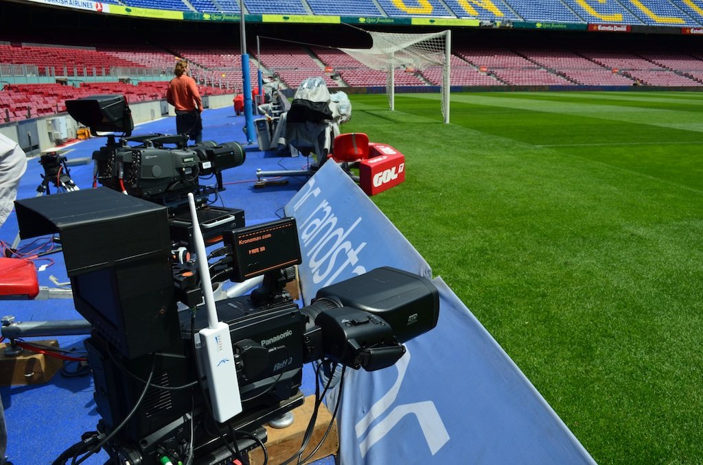BarcaUniversal's tweet photo. 🚨 El Clásico will feature a GROUNDBREAKING television setup at the Camp Nou.

La Liga will deploy 38 cameras for the international feed, almost DOUBLE a normal league match, including:

- An indoor drone flying over the pitch
- REFCAM from the referee’s point of view
- Connected match ball
- Super slow-motion and cinema lenses
- Special pitch-level and crowd cameras

The pre-match broadcast will also begin 90 minutes before kickoff.

— @sport