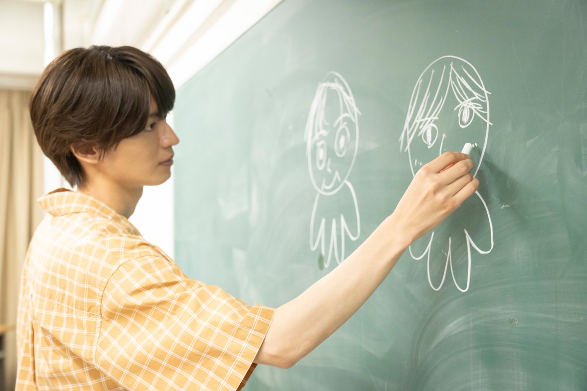ctv_dorama's tweet photo. 撮影の合間、
黒板に何やら描き始めた
#杢代和人 さん✍️

完成したのは、
「VS」を挟んだ向かい合う二人のイラスト😂

さて、誰と誰を描いたのでしょうか…？

分かった方はコメント欄へ！

▼第3話はTVerで無料配信中
https://t.co/sfQT2ecUel https://t.co/9Bc74tshA8