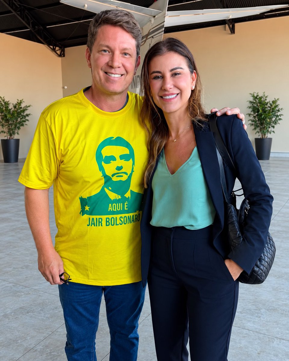 mfriasoficial's tweet photo. Hoje é dia de celebrar a vida da @NandaBolsonaro, uma amiga querida que ocupa um lugar especial na história da nossa família.

Fernanda sempre esteve perto de nós: além da amizade, é a dentista da minha esposa, Juliana, e da minha filha, Laura. É muito bom poder homenagear alguém que admiramos não apenas pela mulher pública que é, mas também pela pessoa generosa e afetuosa que conhecemos de perto.

Que Deus abençoe este novo ciclo com saúde, alegrias e muitas realizações. Feliz aniversário, Fernanda!
O Brasil ainda vai conhecer de perto a mulher especial que você é. ❤️