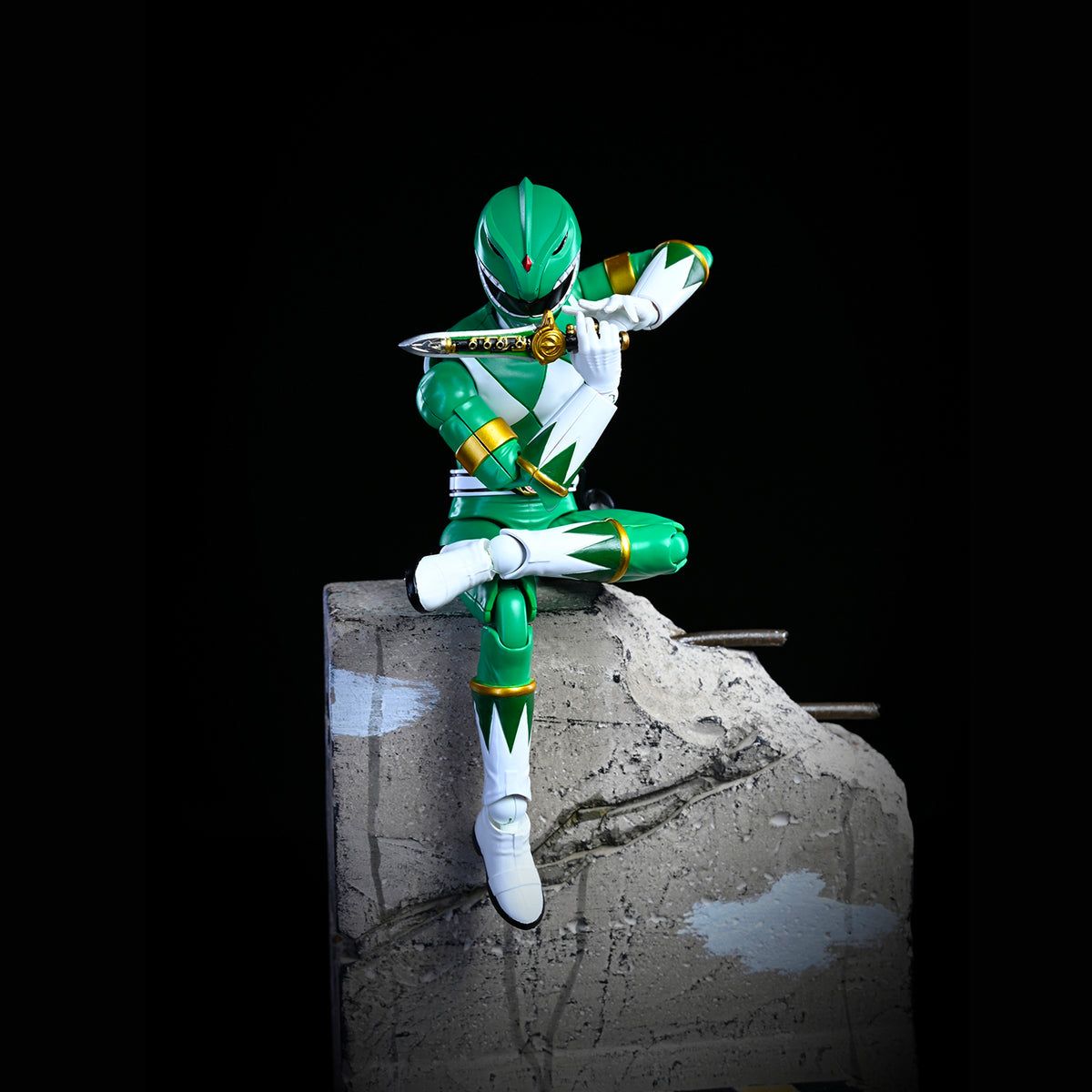 Tokullector's tweet photo. ICYMI: You can complete the Furai ⚡️ MMPR team with the legendary Green Ranger! 

He comes packing the Sword of Darkness, Dragon Dagger, Blade Blaster in 3 modes and a display stand for action poses 👉 https://t.co/4dMjCYyh8J https://t.co/o6cgPYG69M