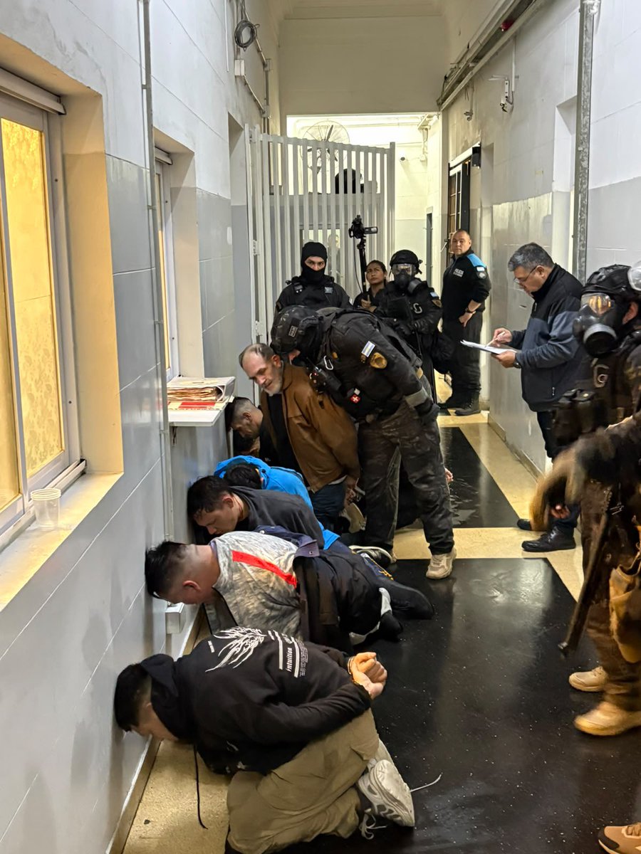 claudiosavoia's tweet photo. Fue el hecho policial más impactante de hoy, por suerte ya resuelto. Los presos que se amotinaron en la Alcaidía 1 serán acusados por robo, privación ilegítima de la libertad y amenazas, por lo que “se van a agravar las penas que están cumpliendo”. El ministro de Seguridad, Horacio Giménez, dice que “el celular que usaron (los delincuentes presos) es el que le robaron al oficial mayor que estaba retenido. Le vaciaron todas las cuentas, por eso también la acusación de robo”.
El incidente se inició este mediodía con una pelea entre los presos. “La policía entró, separó a uno de ellos y los 9 restantes” los fueron a increpar, relató el ministro. “Cuando el personal policial quiso poner orden fueron tomados de rehenes un subcomisario, un inspector y un oficial mayor”. Rápidamente se recuperó la libertad de dos policías, quedando un oficial mayor retenido por los delincuentes.
Durante la tarde fue al lugar personal de la Fiscalía y se logró la liberación del policía retenido y la toma del control de la alcaidía.