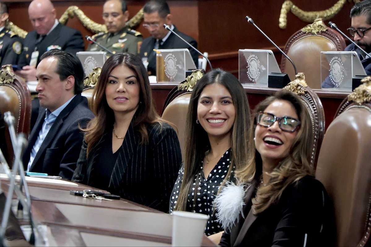 FridaJGuillen's tweet photo. Y tú, ¿te sientes segura al salir a las calles de la CDMX? 🚨

Hoy recibimos al Secretario de Seguridad Ciudadana, Pablo Vázquez, en el Congreso de la CDMX para abordar la protección que nuestras colonias necesitan.

La seguridad requiere hechos; más luz, policías capacitados y espacios seguros.

¡Poner la seguridad de los capitalinos en primer lugar NO es negociable!

#CongresoCDMX #SeguridadCDMX #SecretarioDeSeguridad #InformeDeGobierno