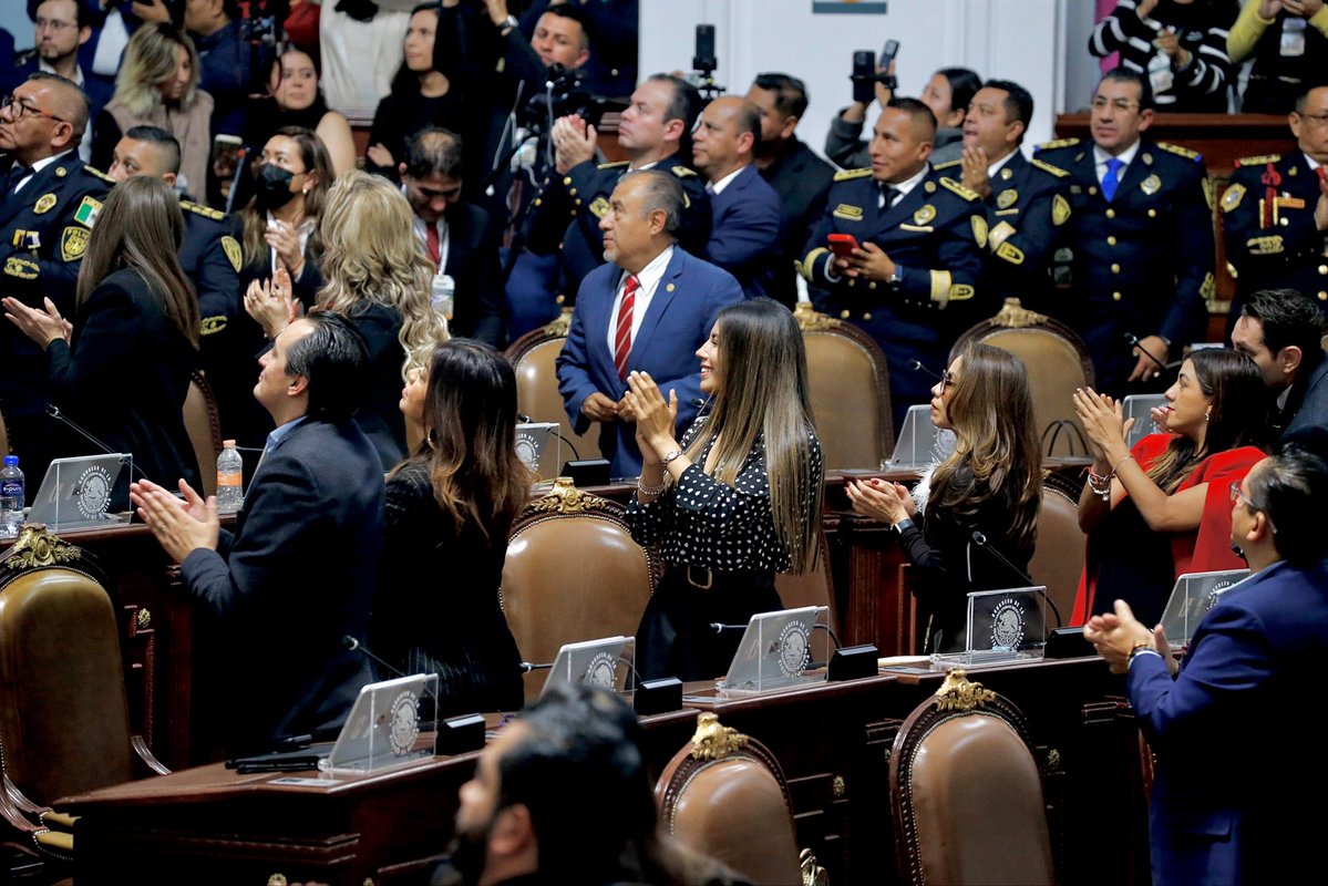 FridaJGuillen's tweet photo. Y tú, ¿te sientes segura al salir a las calles de la CDMX? 🚨

Hoy recibimos al Secretario de Seguridad Ciudadana, Pablo Vázquez, en el Congreso de la CDMX para abordar la protección que nuestras colonias necesitan.

La seguridad requiere hechos; más luz, policías capacitados y espacios seguros.

¡Poner la seguridad de los capitalinos en primer lugar NO es negociable!

#CongresoCDMX #SeguridadCDMX #SecretarioDeSeguridad #InformeDeGobierno
