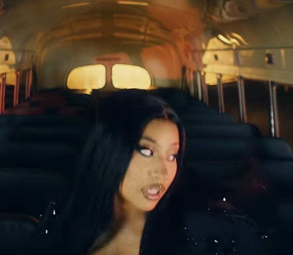 theemainhim's tweet photo. SHE CLEARED HER SET IN THIS MV 😍💣 https://t.co/d54E7BYpuu