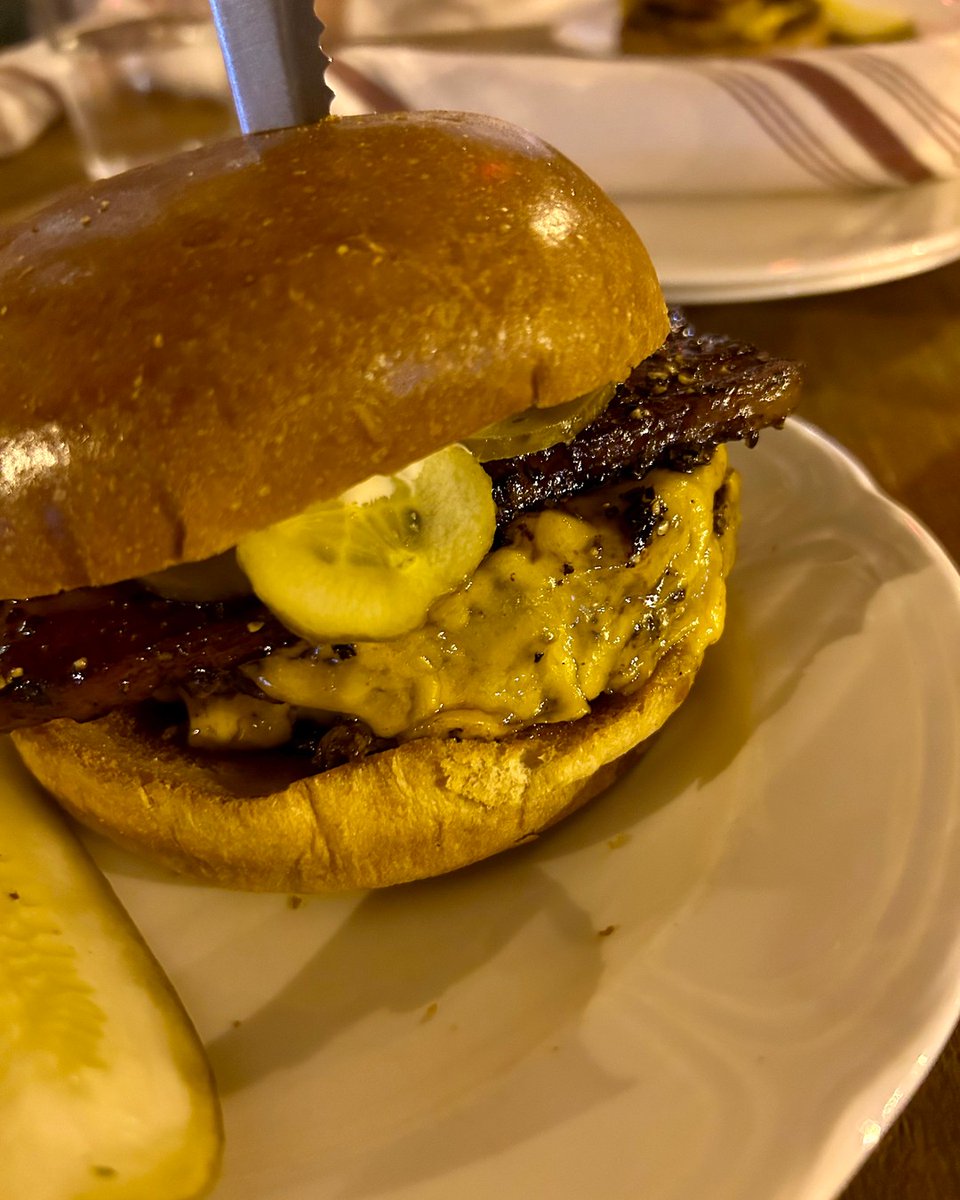 05Lass's tweet photo. Au Cheval’s double cheeseburger is worth the two-hour wait: three patties, sharp American cheese, Dijonnaise, pickles, and thick-cut peppered bacon. Build the wait into your West Loop day. https://t.co/LbIjNJ5efj