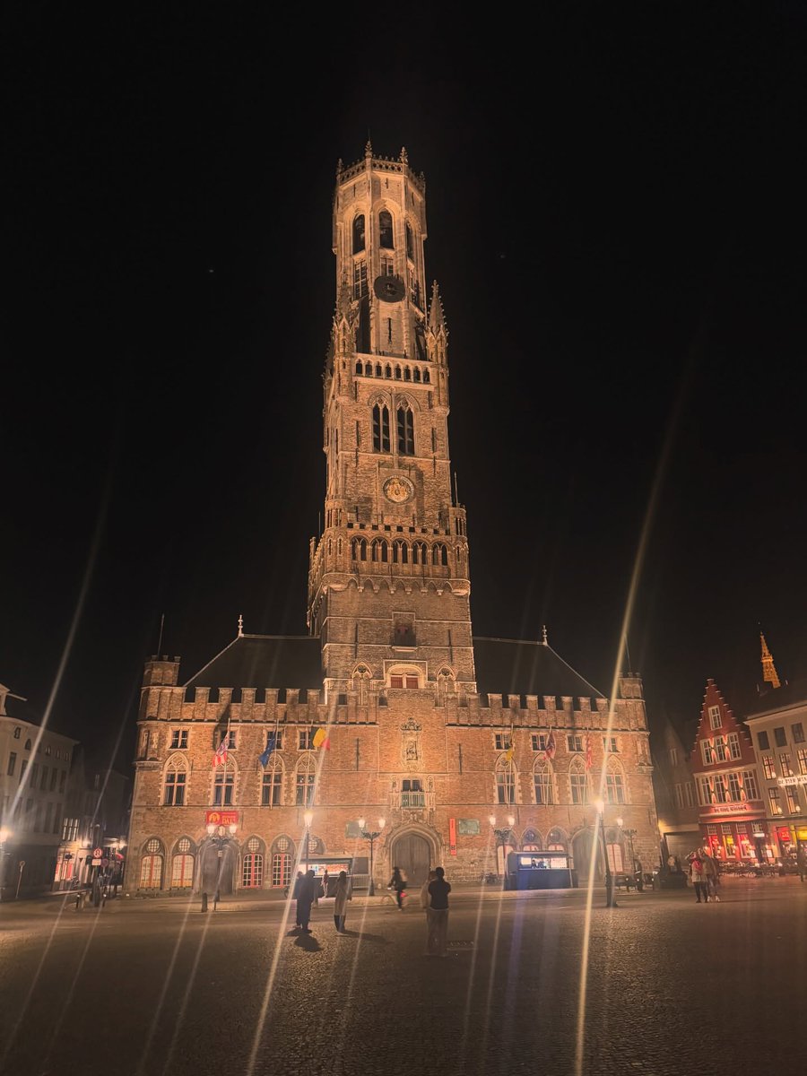 salmameza's tweet photo. Pt. 1: Toasting 40 with Belgian beer and the prettiest buildings Bruges has to offer. https://t.co/UooQiEmF3o