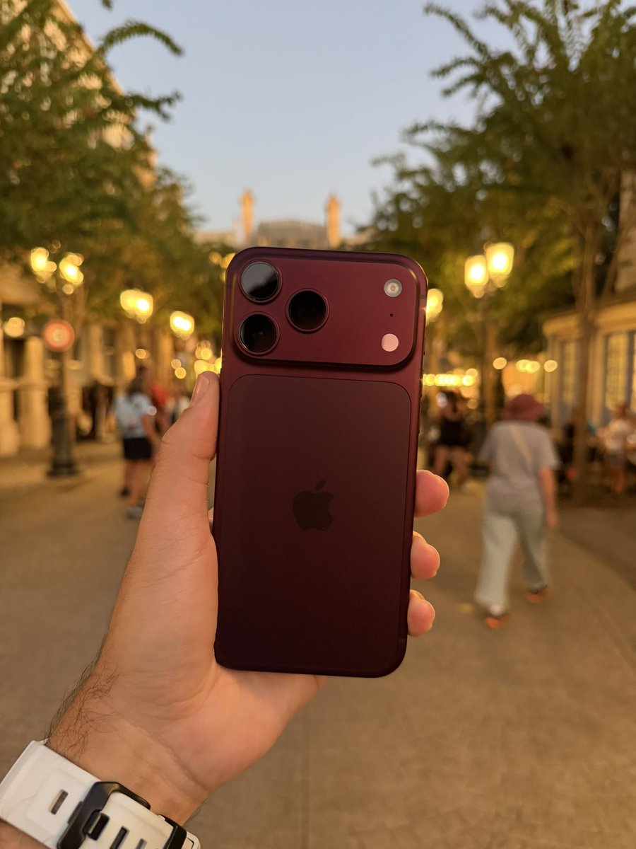 J_dev363's tweet photo. Last night as my main phone… the wine iPhone deserved one more stroll before the Duo shows up 🍷🍷 https://t.co/vl40lR99UN