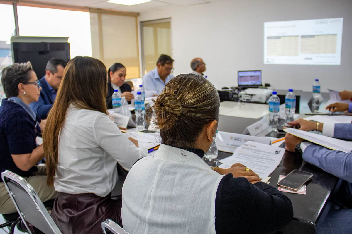 RockAvilaISSSTE's tweet photo. Celebramos una jornada más de los #ConsejosConsultivos del @ISSSTE_mx.
En esta ocasión, Guanajuato, Querétaro, Aguascalientes, San Luis Potosí y Sonora presentaron avances, evaluaciones y acuerdos que refuerzan la atención y la calidad de los servicios médicos en cada una de sus regiones.
¡Más territorio, menos escritorio!

#ISSSTE #ConsejosConsultivos #TratoDignoResolutivo