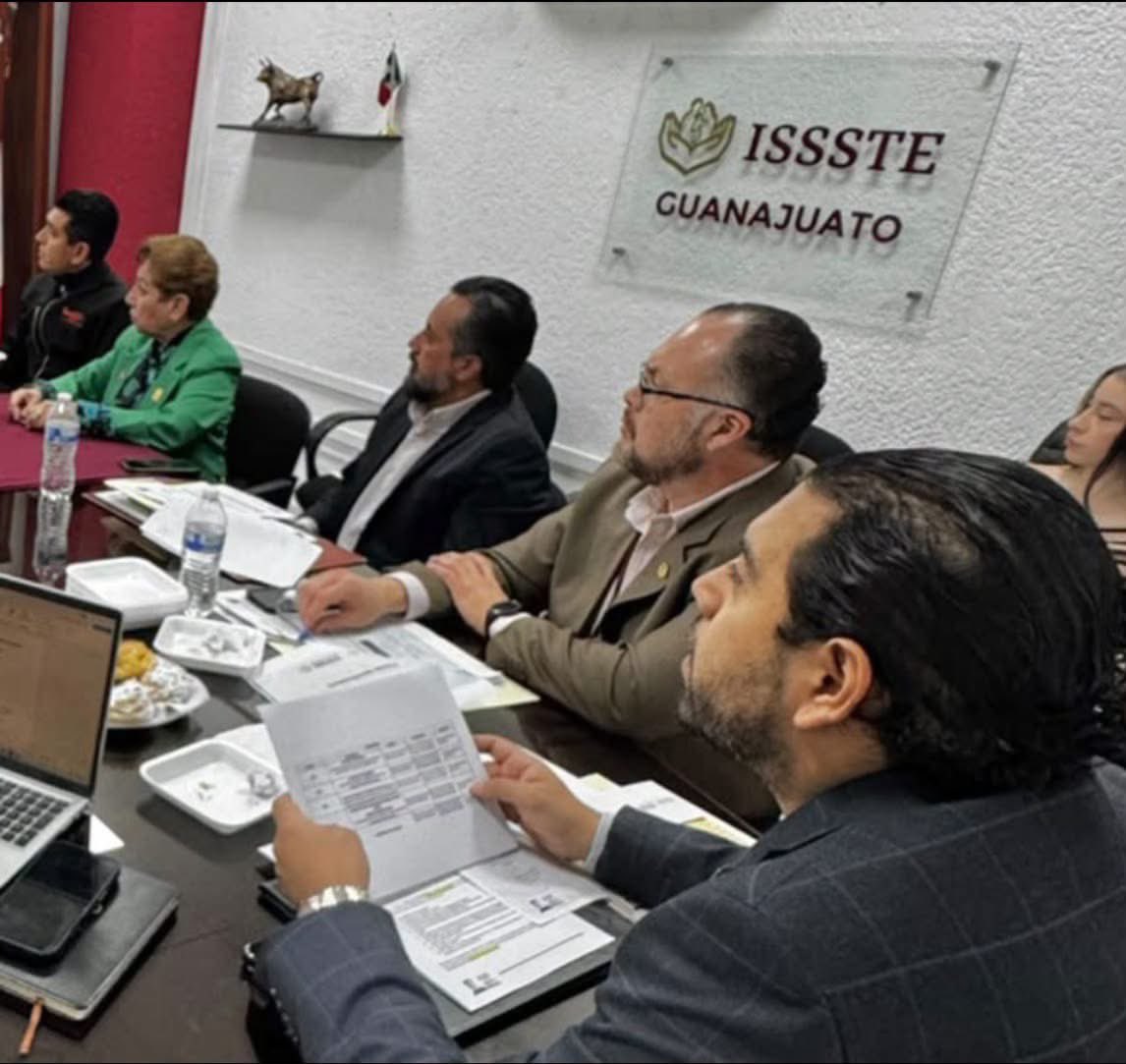 RockAvilaISSSTE's tweet photo. Celebramos una jornada más de los #ConsejosConsultivos del @ISSSTE_mx.
En esta ocasión, Guanajuato, Querétaro, Aguascalientes, San Luis Potosí y Sonora presentaron avances, evaluaciones y acuerdos que refuerzan la atención y la calidad de los servicios médicos en cada una de sus regiones.
¡Más territorio, menos escritorio!

#ISSSTE #ConsejosConsultivos #TratoDignoResolutivo