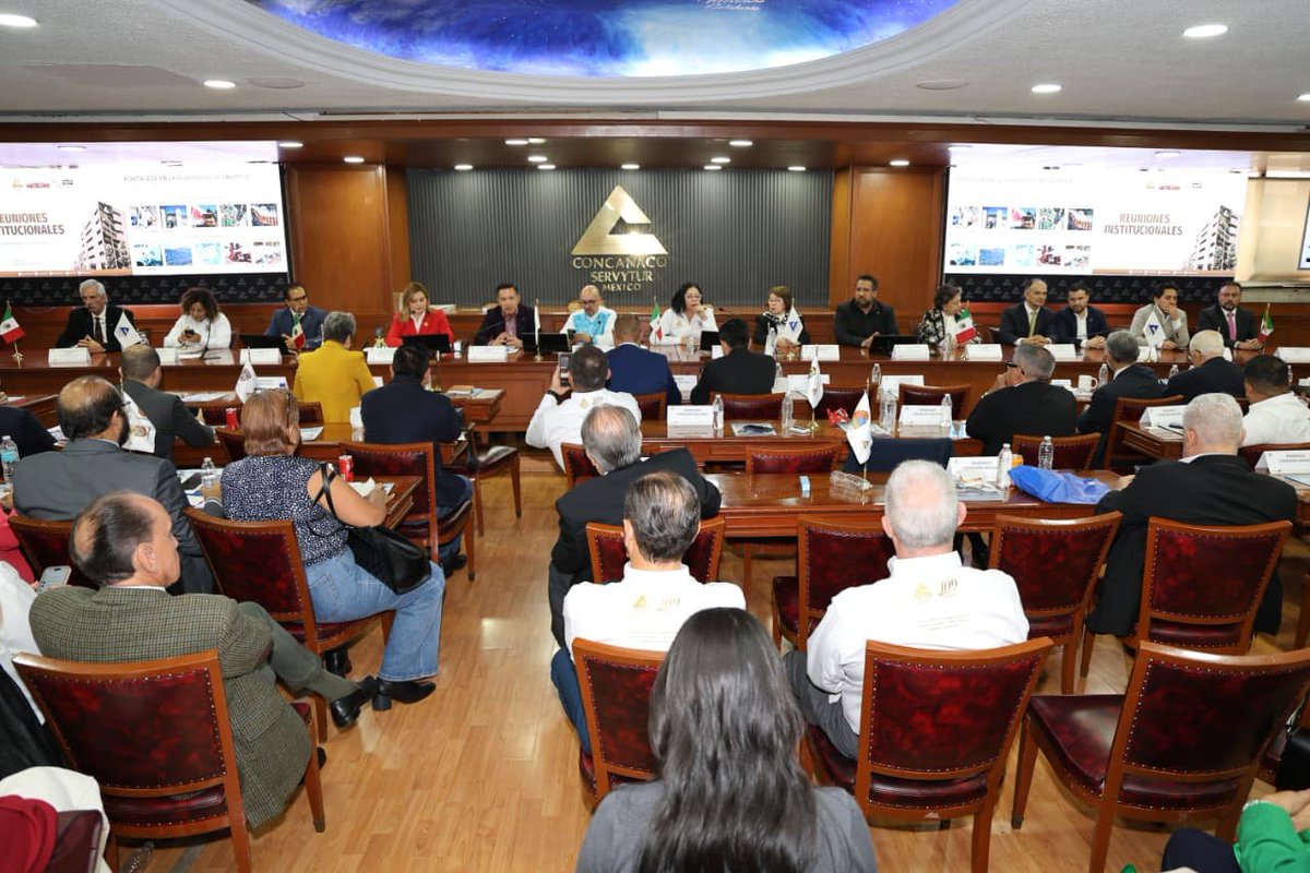 Sedeco_Hgo's tweet photo. Nuestro titular, @CarlosHenkelE, participó en una Reunión Institucional organizada por la @CONCANACO.
​Ante consejeros nacionales y presidentes de cámaras empresariales de todo México, y acompañado por el presidente nacional del organismo, Octavio de la Torre, expusimos cómo el https://t.co/Q6tp6xSq2D