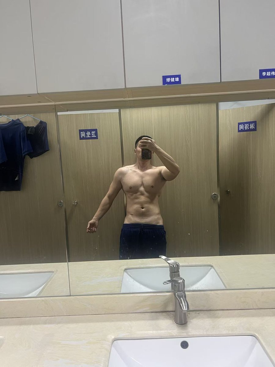 1998tiger21's tweet photo. 探认识的消防员 半夜穿哦训练服出来，弟弟是S，把我当飞机杯玩，本来只想要我口的，说我太骚忍不住草了 #体育生 #直男 #勾引直男 #黑皮体育生 #白袜 #cd #ts #cdts #母狗 #s #破处 #处男 #直男体育生 #黑丝 #御姐 #勾引 #篮球 #勾引体育生 https://t.co/ma7LTHak2K