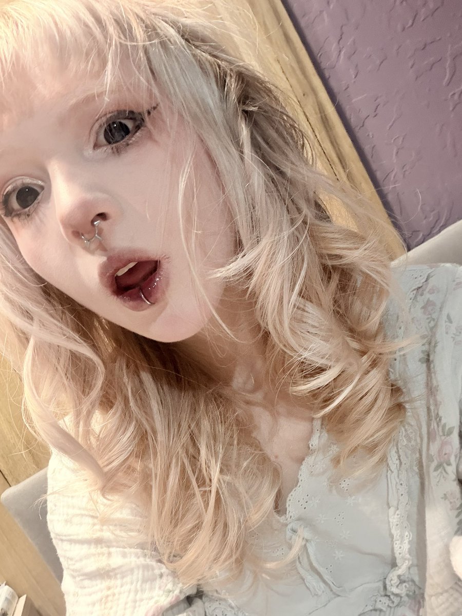 s0lonka's tweet photo. интернет герой + хикка + ноулайфер + ментально нестабильный + сумашедший психопат + милая девочка https://t.co/6YEkkqqGfc