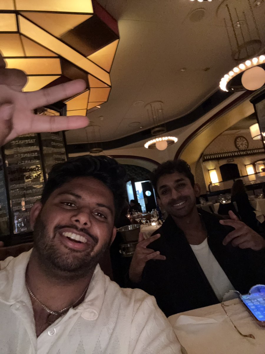 jayvraavi's tweet photo. ny app week ft. friends :D https://t.co/r0pnTgoC3K
