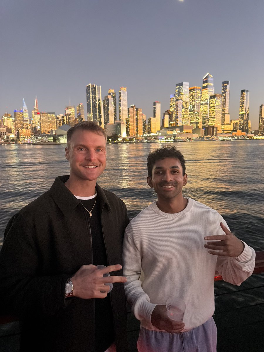 jayvraavi's tweet photo. ny app week ft. friends :D https://t.co/r0pnTgoC3K