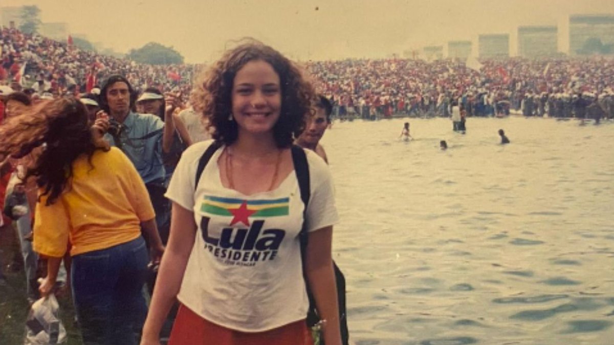 centralreality's tweet photo. A atriz Leandra Leal em 2003 durante a posse do presidente Lula. https://t.co/PWhE9cY7t7