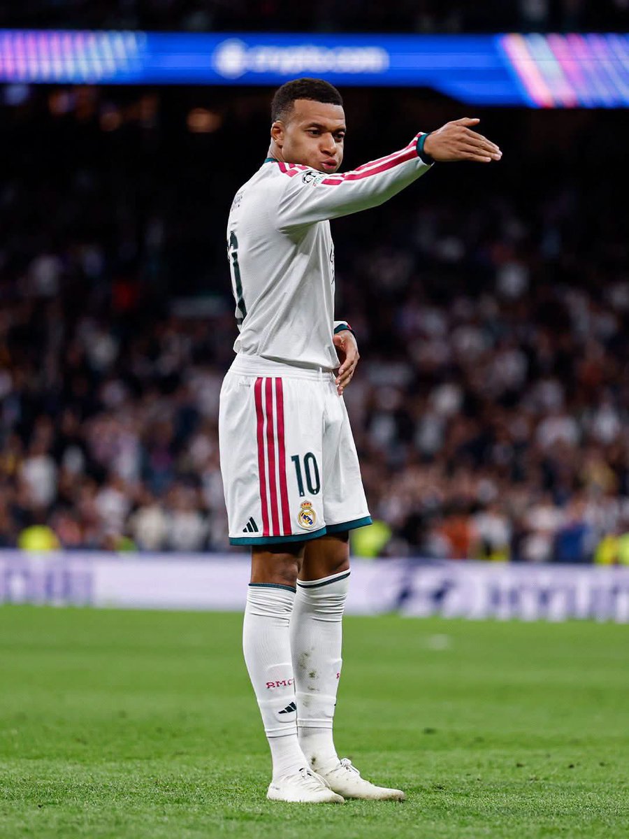 Xtratime_FT's tweet photo. I can’t have a player like this in my team and complain about him. It’s simply impossible!

Kylian Mbappé has everything it takes to play for any team in the world. He has always shown that, and he can do it in any attacking position!

What he’s been doing lately is simply phenomenal! The goals he scores, the ease with which he keeps the ball, his ability to dictate play and put his teammates in great positions… IT’S JUST TOO MUCH!

I’ve considered him the BEST PLAYER IN THE WORLD for several years now, and that hasn’t changed! Even without a Champions League title or the Ballon d’Or. #RealMadrid