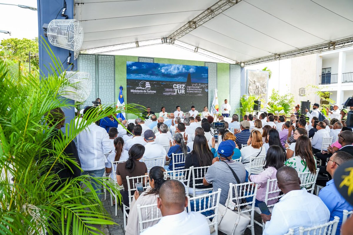 DavidColladoM's tweet photo. Prometimos invertir en Higuey y lo seguimos cumpliendo.

Hoy dejamos inaugurados 465 metros lineales de aceras y contenes alrededor de la querida Basílica de Nuestra Señora de La Altagracia. Con esto buscamos no solo preservar nuestro patrimonio y honrar nuestra fe y devoción a la Virgen de la Altagracia, sino también mejorar la seguridad, accesibilidad peatonal y el entorno de un lugar tan importante para los dominicanos.