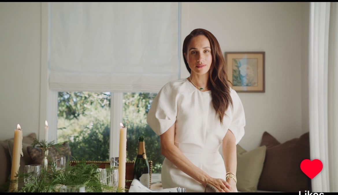 OutlanderBabe's tweet photo. The Holiday Collection Chapter Two is here. 💌

Something for everyone on your list, from thoughtful gifts to seasonal favourites made for sharing. 

Shop now at https://t.co/dCjRcO0kIy

📷#AsEverOfficial
#MeghanSussex ❤️ https://t.co/CaZzhoOPJR