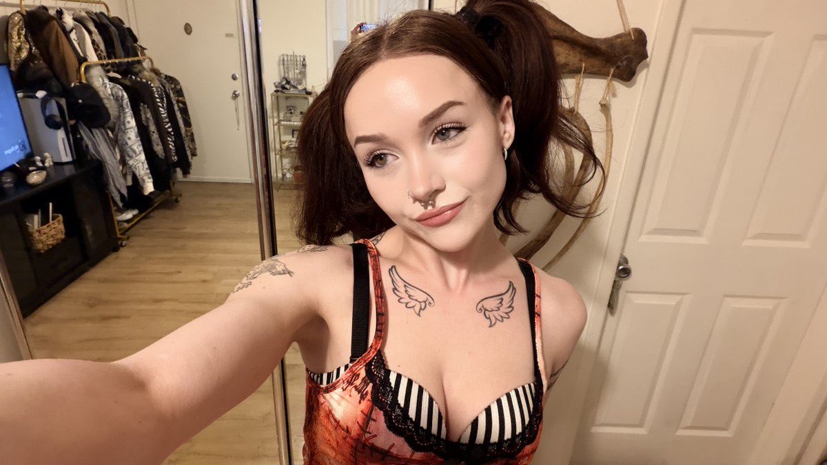 iSlA_MoOn_86's tweet photo. Which accessory would complete this look? 👀 https://t.co/9ExlHeyvK3