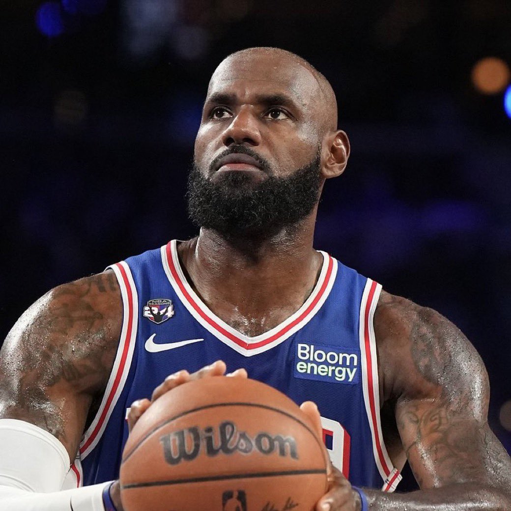TheHoopCentral's tweet photo. CRAZY — The Sixers 29-point comeback tonight was the largest comeback win in LeBron James' career. 🔥 https://t.co/xZHrEGfmcg