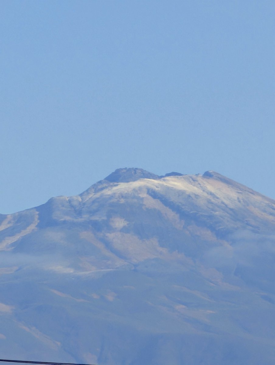 mokkedanosakata's tweet photo. 今日の鳥海山‥山頂に雪！
10月23日撮影。
#山形県　＃酒田市　＃鳥海山 https://t.co/u0qVKfBige