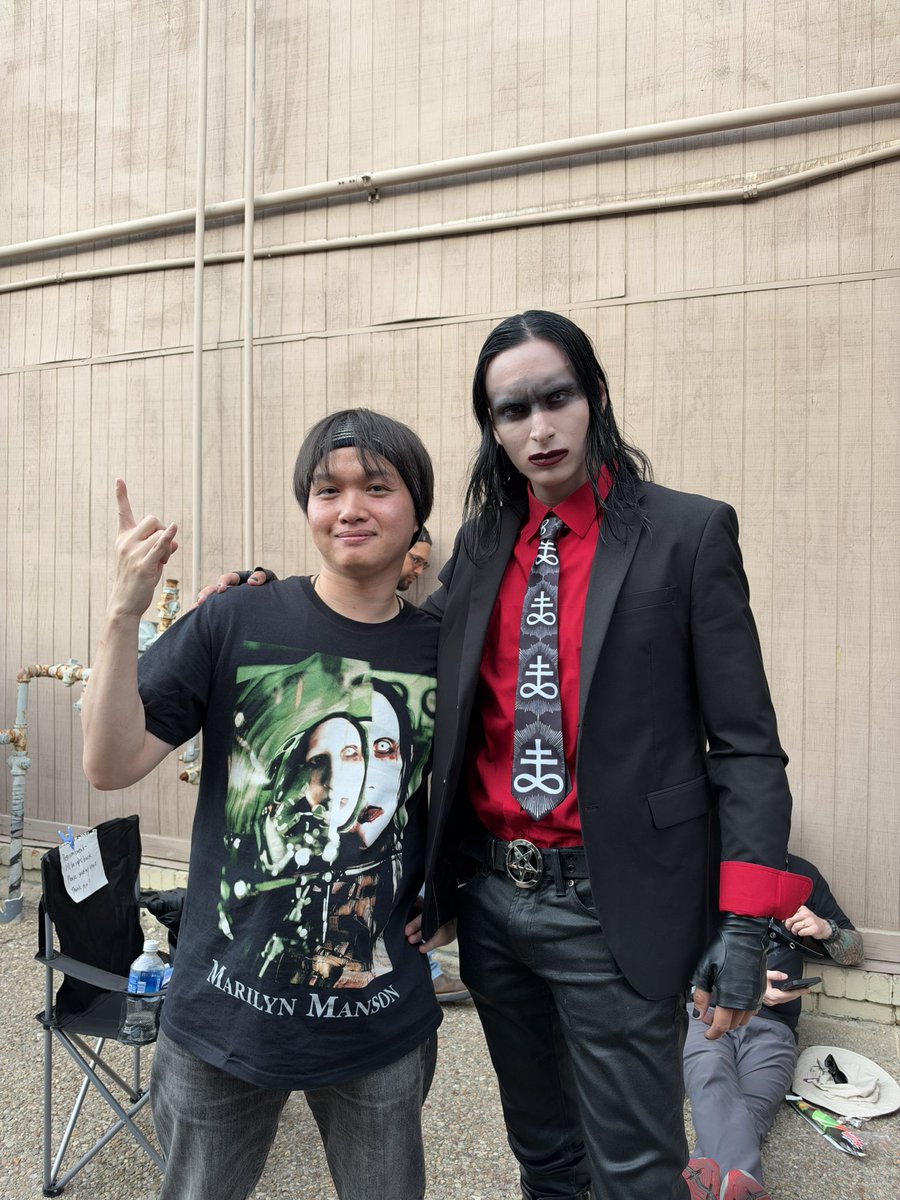 smashed_face66's tweet photo. 今日は物販も撮影も抜きでライブ集中！
写真は現地で仲良くなったコスプレヤーのルシアンと❗️

#MarilynManson #AntichristSuperstar #ACSS30 #MarilynMansonMerch #EmosAustin #AustinTX https://t.co/OXG8UsIG9F