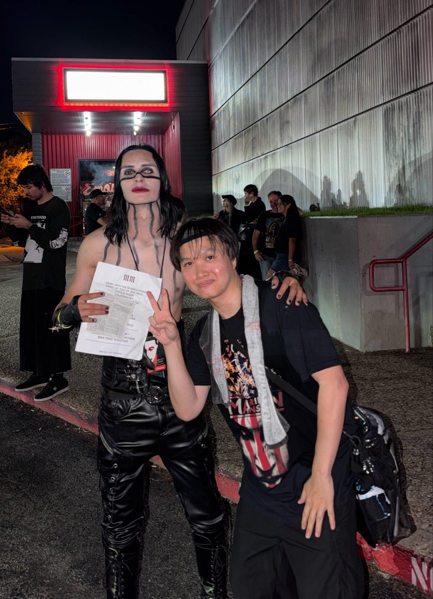 smashed_face66's tweet photo. 今日は物販も撮影も抜きでライブ集中！
写真は現地で仲良くなったコスプレヤーのルシアンと❗️

#MarilynManson #AntichristSuperstar #ACSS30 #MarilynMansonMerch #EmosAustin #AustinTX https://t.co/OXG8UsIG9F