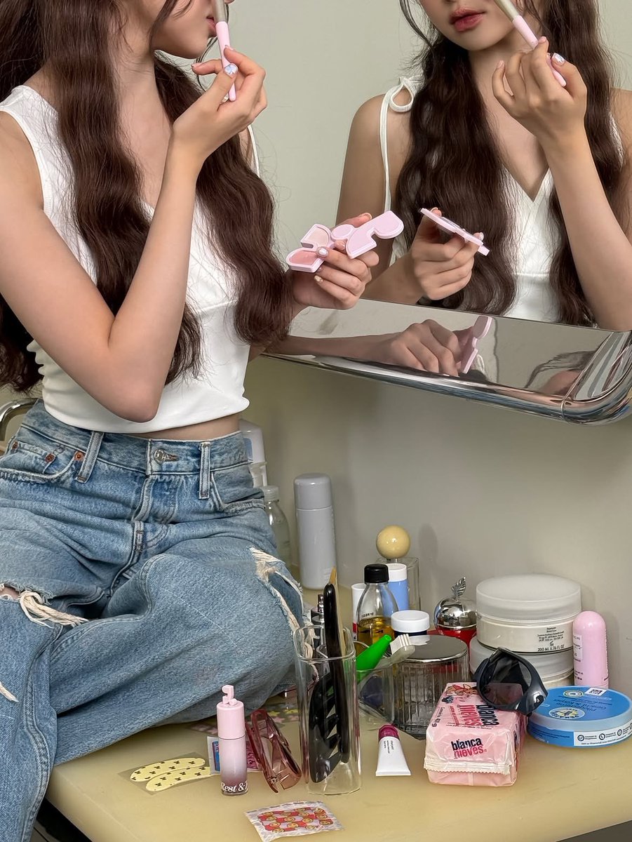 kwavhaum's tweet photo. Isn’t it fun to see how many different charms can come from one photoshoot? I wonder which moment will become your favorite this time! https://t.co/uelIJ6iw4h