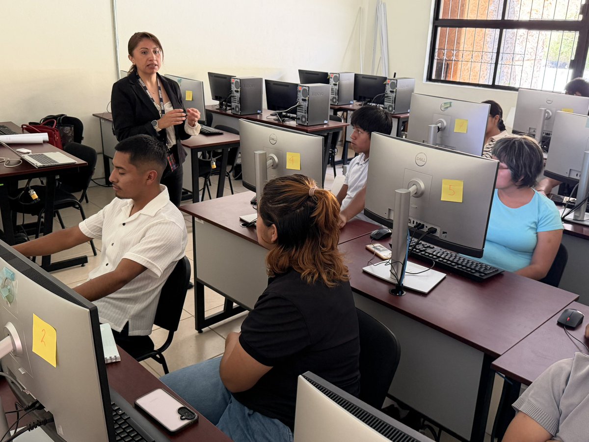 utvco's tweet photo. Jóvenes de las diferentes carreras de nuestra universidad, participan en un ejercicio de evaluación de los contenidos de “Conoce México”, una nueva sección del portal del @INEGI_INFORMA, cuya publicación se realizará próximamente. 📉👨‍💻 https://t.co/zsU2O818K4