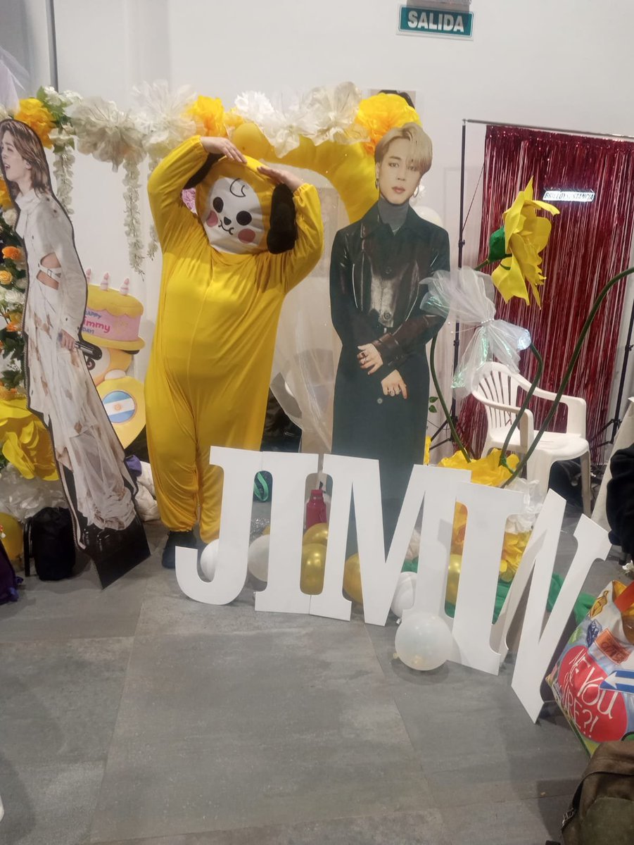 JiminPublicidad's tweet photo. Nuestro chimmy Argentino 😍💛
Muchas gracias a las personas que pasaron a sacarse fotos, recuerden la dirección en Av.32 1274 estará el 23 y 24 para pasar a verlos 
JIMIN EL ORGULLO DE TODAS NOSOTRAS 

WE LOVE YOU JIMIN 
WITH JIMIN TILL THE END https://t.co/kA5G21zwHo