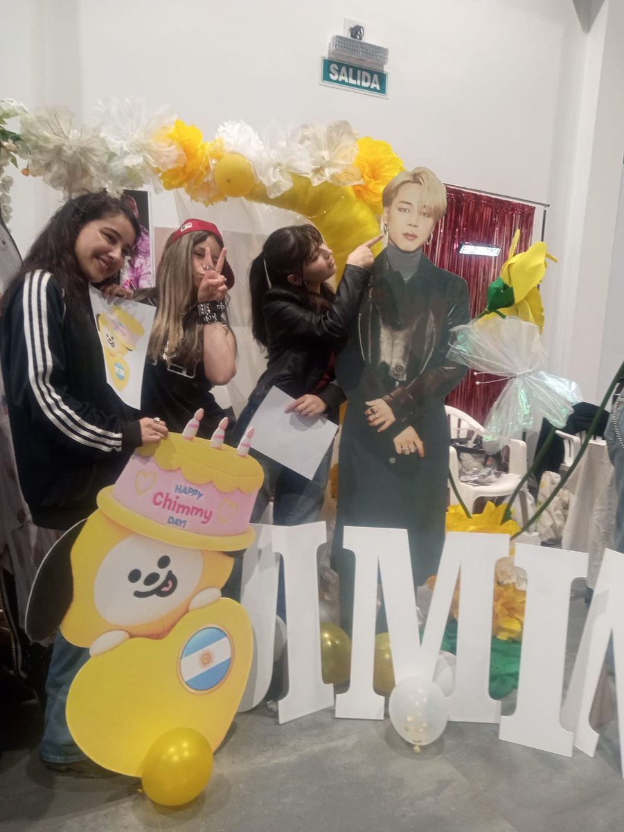 JiminPublicidad's tweet photo. Nuestro chimmy Argentino 😍💛
Muchas gracias a las personas que pasaron a sacarse fotos, recuerden la dirección en Av.32 1274 estará el 23 y 24 para pasar a verlos 
JIMIN EL ORGULLO DE TODAS NOSOTRAS 

WE LOVE YOU JIMIN 
WITH JIMIN TILL THE END https://t.co/kA5G21zwHo