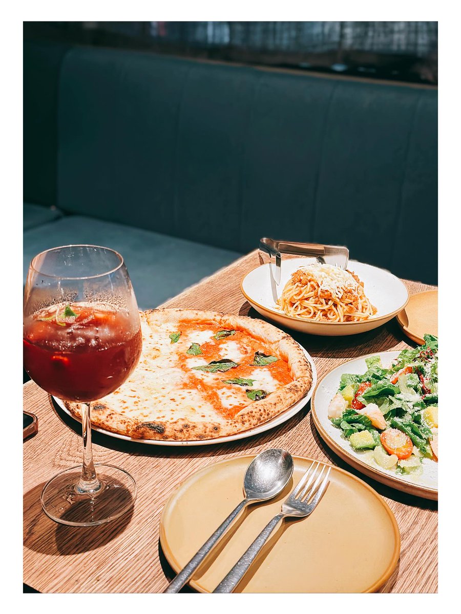 WilsoBrBarneJMr's tweet photo. Pizza 4Ps is a must-try. Highly recommend the Kalimantan crab and tomato cream spaghetti. The salads and drinks are excellent too. https://t.co/PHZ9B4Q3Hc