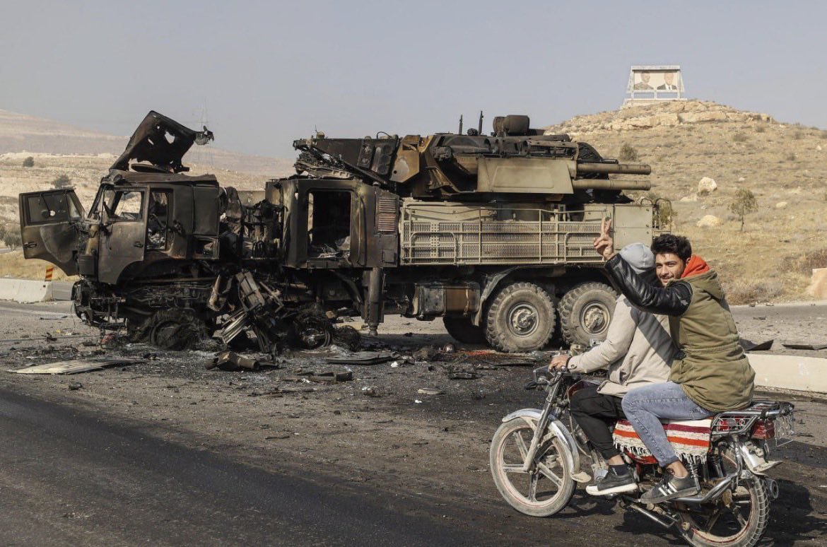 Sasakaja1's tweet photo. @DairiKhaled @haaretzcom This is a photo of low IQ Syrians celebrating next to a destroyed air-defence system. https://t.co/XmLbwgB7vy