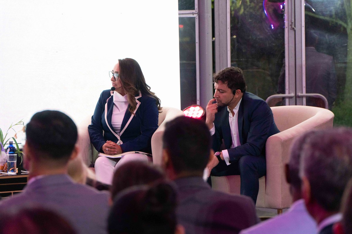 Polificcion's tweet photo. Más allá de la fiscal

Diana Salazar tiene conciencia de lo que significa e implica un legado. La tiene en ambas direcciones: hacia quienes la precedieron y hacia quienes vienen después de ella. En Diana, más allá de la fiscal, traza sus ancestros, sus orígenes en África y la historia de su familia en el Valle del Chota. Dos protagonistas de su vida son su madre y su abuela, a quienes reconoce las lecciones que le dieron desde muy temprano. Luego, ese legado se traslada a sus dos hijas.

Este no es el libro de alguien que pretende ser el inicio y el final de una historia. Salazar se entiende como un eslabón de una cadena más larga, más compleja, en la que se cruzan su raza, su origen, sus familiares y el legado que entrega a sus hijas. Esa conciencia es el primer paso para conocer a la mujer detrás de la fiscal.

Durante años vimos a una fiscal cautelosa con las palabras, certera en sus términos y cuidadosa de cómo se manejaba en público y en privado. Sabíamos poco de la mujer, del ser humano. El relato la humaniza. Y celebro que lo haga desde la fortaleza, no desde la victimización.

Salazar relata los obstáculos que enfrentó por ser mujer, por pertenecer a una minoría y por venir de un origen humilde. Reconoce el racismo que ha tenido que soportar. Su acierto está en que no convierte esas experiencias en una razón para victimizarse. Las usa para conectar con sus lectores y compartir su mirada sobre los acontecimientos públicos y sobre su propia vida. Y lo hace porque así es ella: no se entiende, no se explica ni se narra a sí misma desde el victimismo. Lo celebro especialmente, pues en estos tiempos son comunes los relatos victimistas, sobre todo cuando vienen de minorías como las que Diana encarna y representa. Eso es, por decir lo menos, refrescante.

El relato también es un aporte a la memoria colectiva del Ecuador. Al leerlo, uno comprende —o rememora— la escala de los casos que enfrentó: al menos diez episodios icónicos de la historia política reciente, en los que fueron sentenciados numerosos delincuentes. No los menciona a todos, pero, si uno se da a la tarea de analizar caso por caso, encuentra al menos treinta nombres de personas auténticamente peligrosas a las que ella acusó y que finalmente fueron sentenciadas. Hay de todo en esa madeja, trazada casi en su integridad por la narcopolítica y la forma en que fue ocupando cada vez más espacios en el país.

Por eso, con los años, Salazar se convirtió en un blanco y en una de las mujeres más atacadas y también más protegidas del país.

Responde con sencillez a los ataques o acusaciones que se le han endilgado: que la Fiscal «10/20», que los «amoríos» con un prófugo de la justicia, que se «vendió a cambio de una embajada». Lo aborda todo con la sencillez y la calma de quien nada tiene que ocultar, sin atajos, sin doblar las esquinas.

Diana Salazar tuvo el valor de confrontar a las mafias más peligrosas del Ecuador. Basta recordar cómo en Metástasis confluían uno de los mayores narcotraficantes del país, miembros de un partido político y quienes hoy están acusados de la autoría intelectual del asesinato de Villavicencio. Estas mafias, sus operadores y sus fanáticos se han esmerado —y se seguirán esmerando— en destruirla: asesinándola, bloqueando su trabajo o atacando su reputación. En los últimos años vimos cómo se metieron con sus relaciones personales, con su vida privada e incluso la atacaron durante su embarazo. Nada sorprende. Quién lo diría: algunas de las personas que lo hicieron con más ferocidad son mujeres.

En estos tiempos, lo que entendemos como verdad histórica, el relato de los hechos, no es algo que se exponga y se quede quieto: es un territorio en disputa. Son tiempos en los que distintos intereses procuran imponer su relato a través de las tácticas más infames. Y hay quienes pretenden imponerlo mediante acciones como las que plantea este libro: con serenidad, con el peso de la verdad, con la contundencia de los hechos.

Y uno de los hechos es que Diana Salazar, a pesar de haber confrontado a las mafias más peligrosas del Ecuador, sigue con vida, vigente, productiva y con una vida familiar. Si lo pensamos bien, tiene algo de milagro. Y explica que los enemigos que se ha ganado en el camino continúen buscando formas de anularla desde cualquier lado.

Por todo eso, fue un honor para mí participar en el lanzamiento de este libro, junto a Luis Montero y Cecilia Espinoza. Les recomiendo que lo busquen, lo lean y lo charlemos por acá.